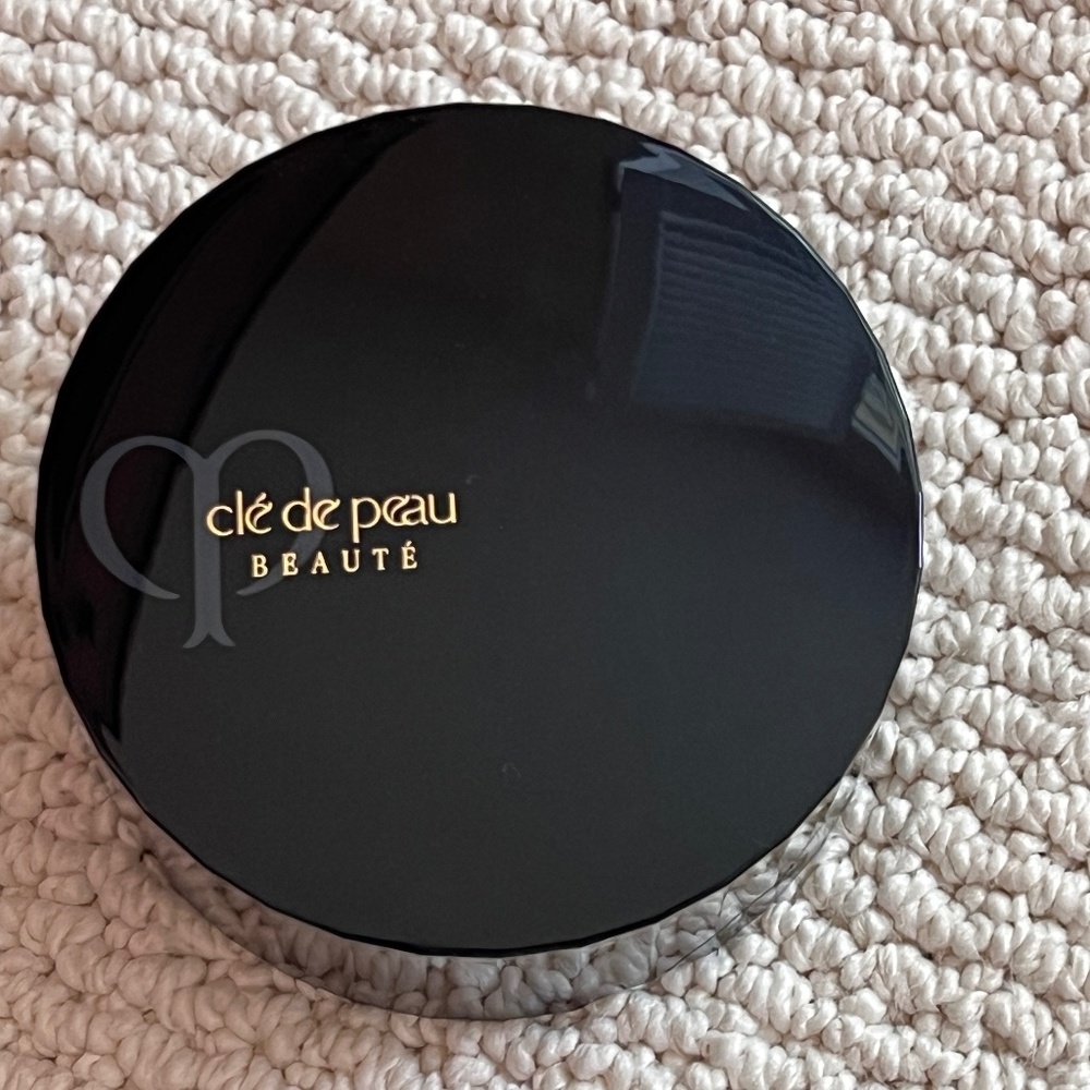 Cle`de peau Beauté full size 26 g .91oz poudre libre transparente  LIGHT  NO BOX
